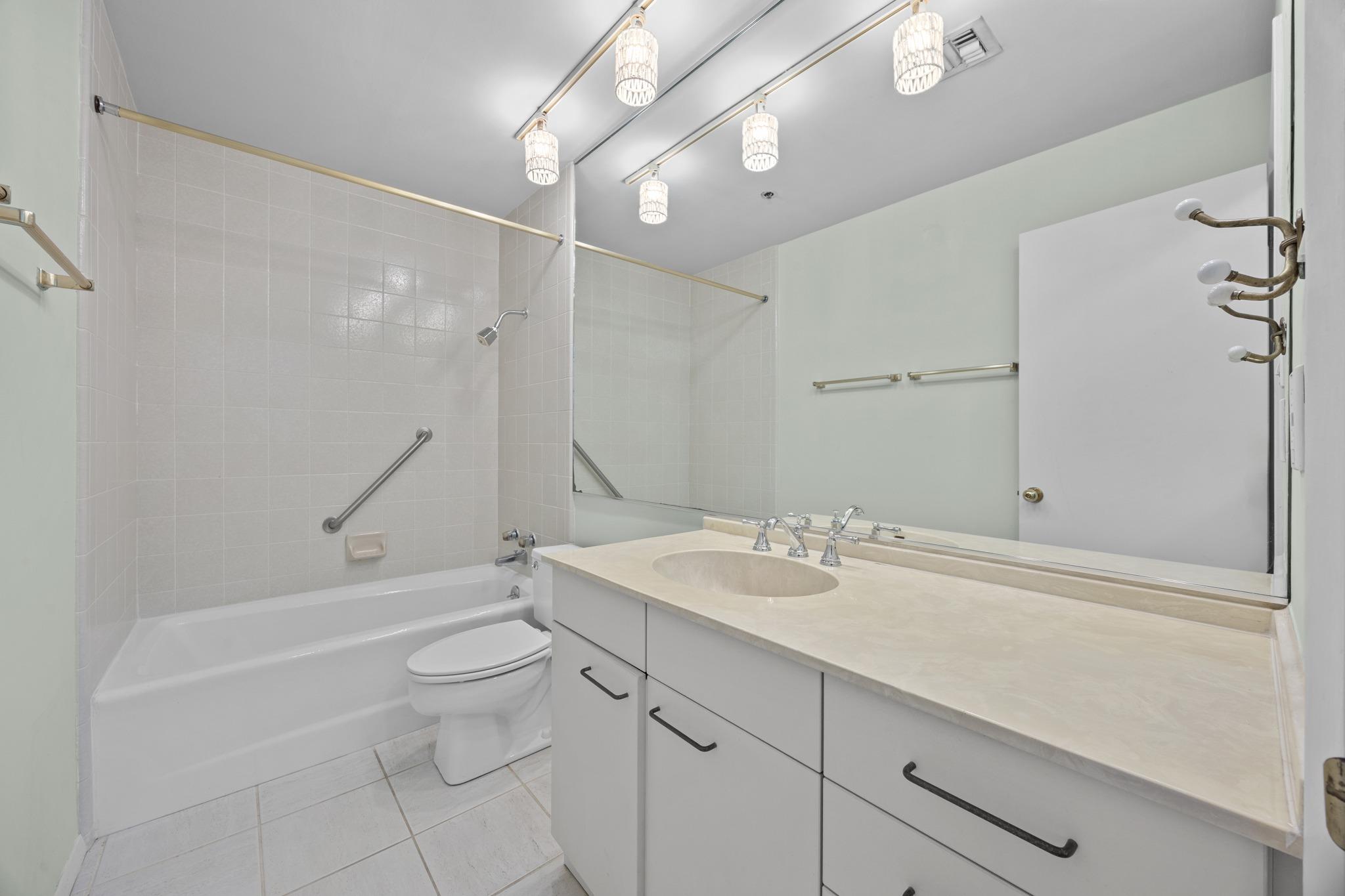 40 N Interstate 35 Highway Unit: 8C4