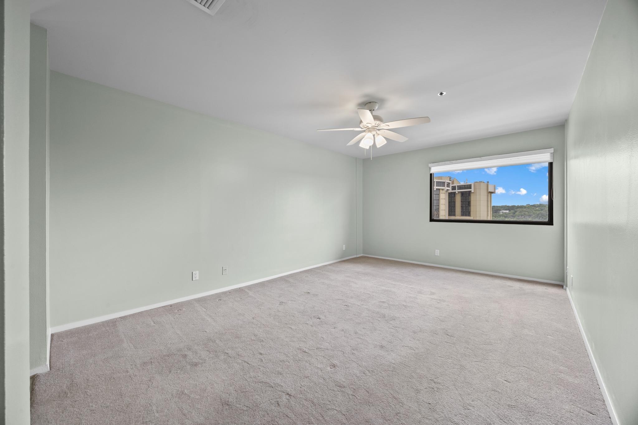 40 N Interstate 35 Highway Unit: 8C4