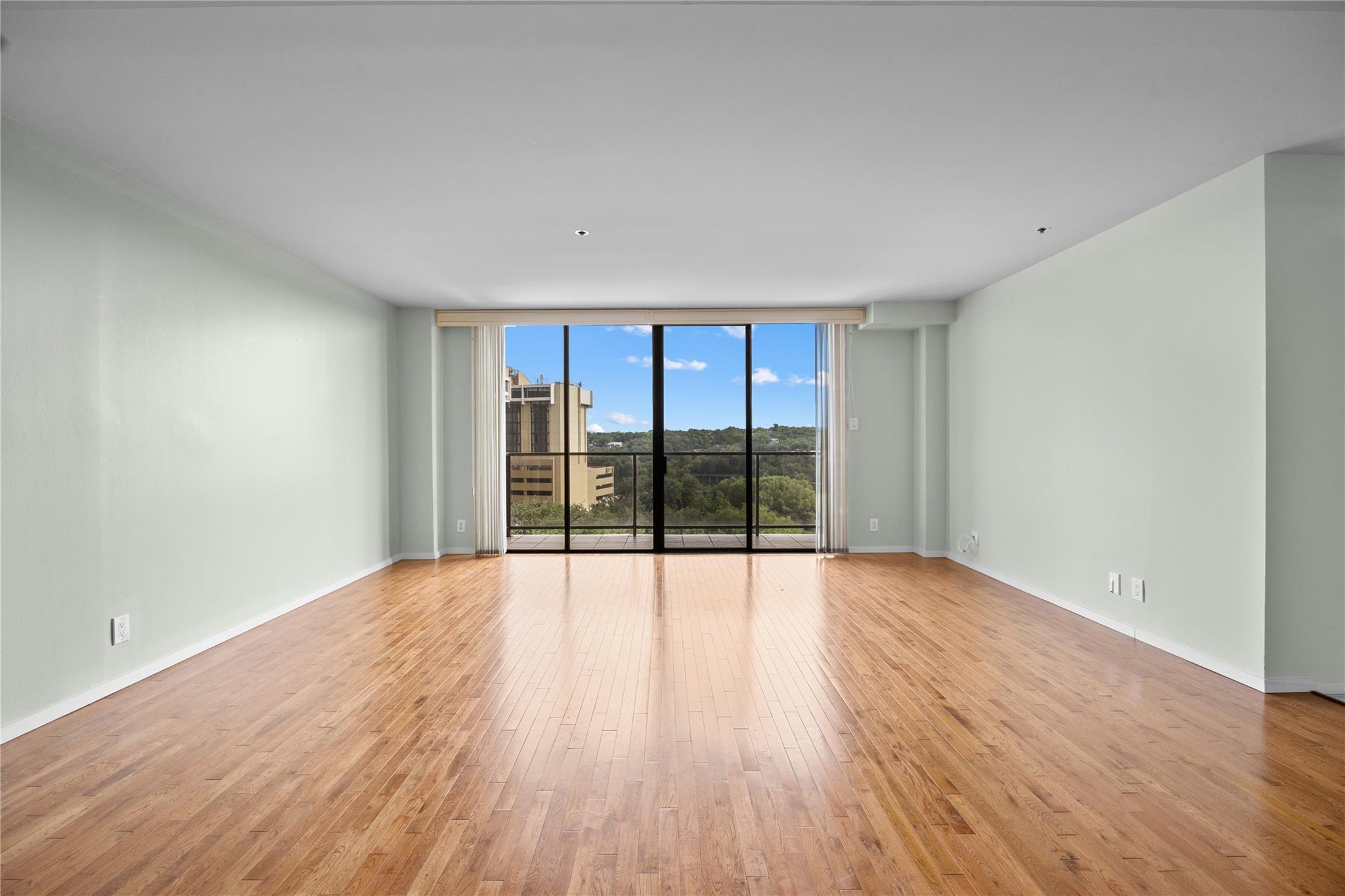 40 N Interstate 35 Highway Unit: 8C4