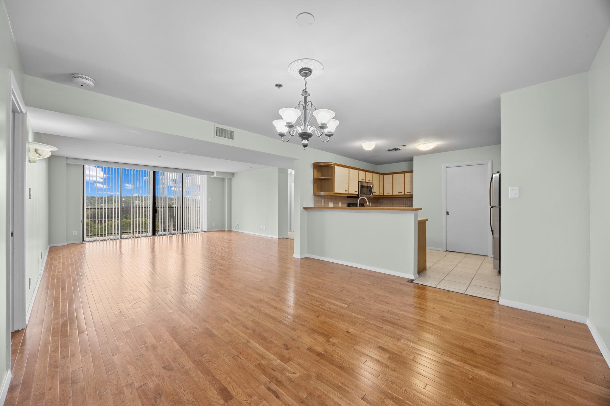 40 N Interstate 35 Highway Unit: 8C4