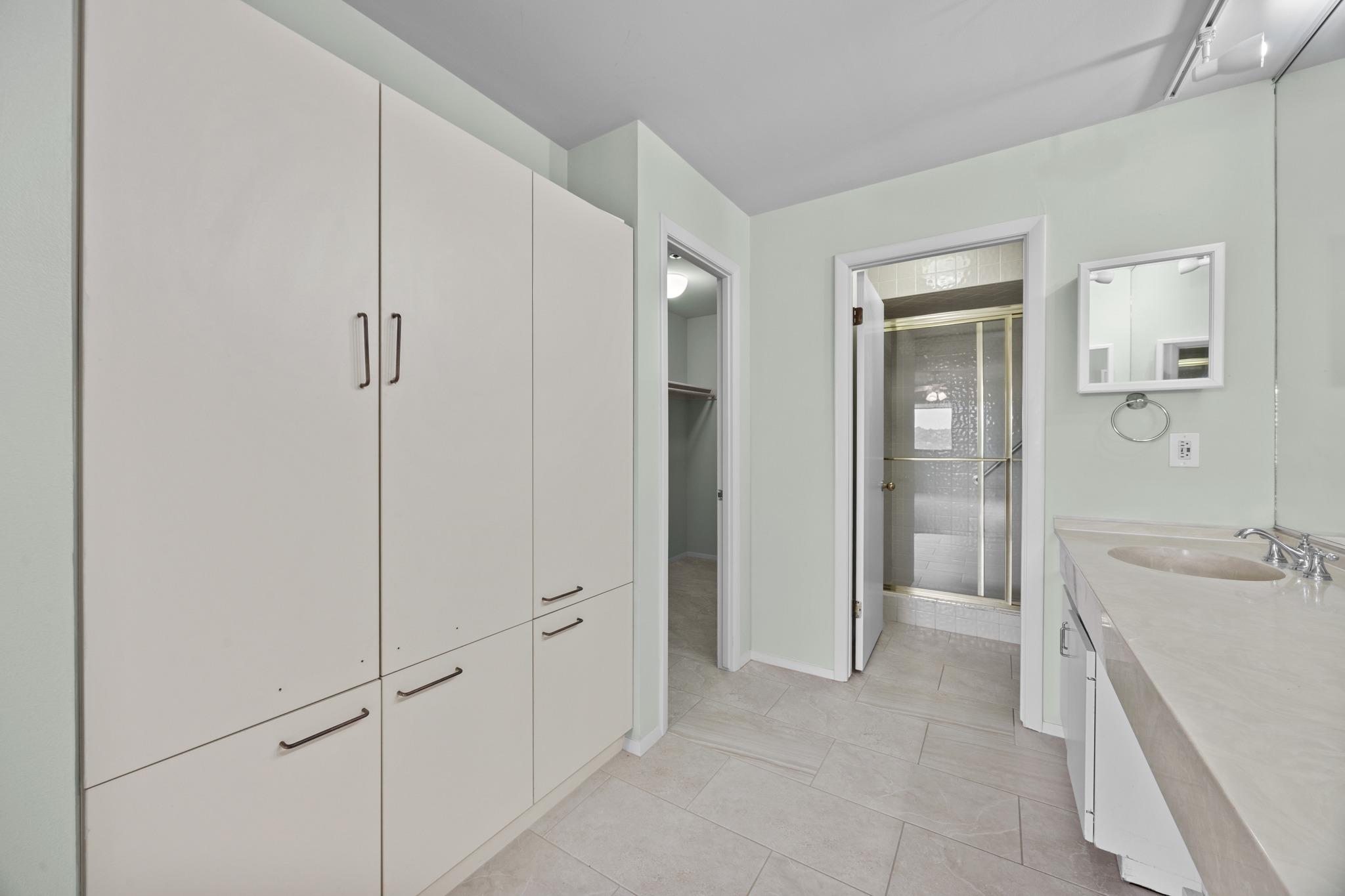 40 N Interstate 35 Highway Unit: 8C4