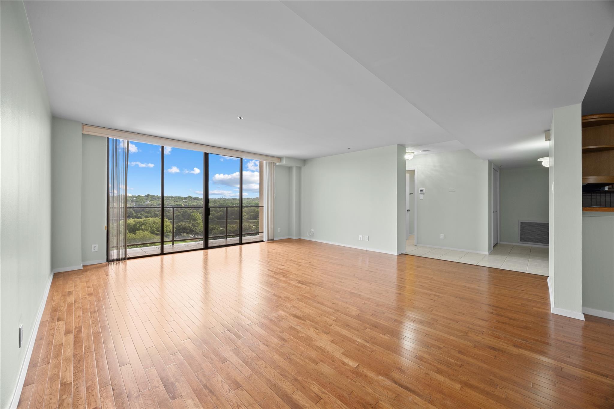 40 N Interstate 35 Highway Unit: 8C4