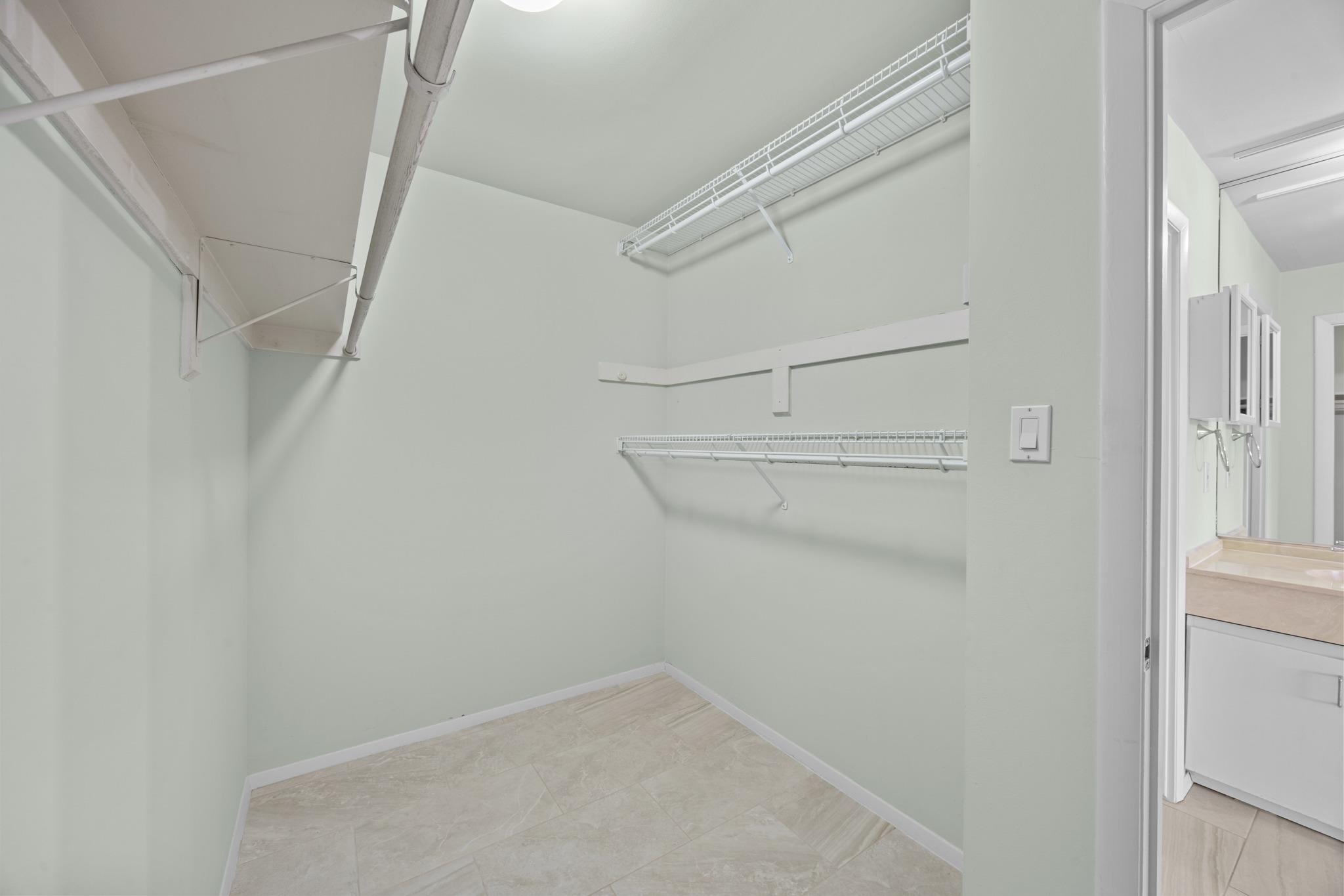 40 N Interstate 35 Highway Unit: 8C4
