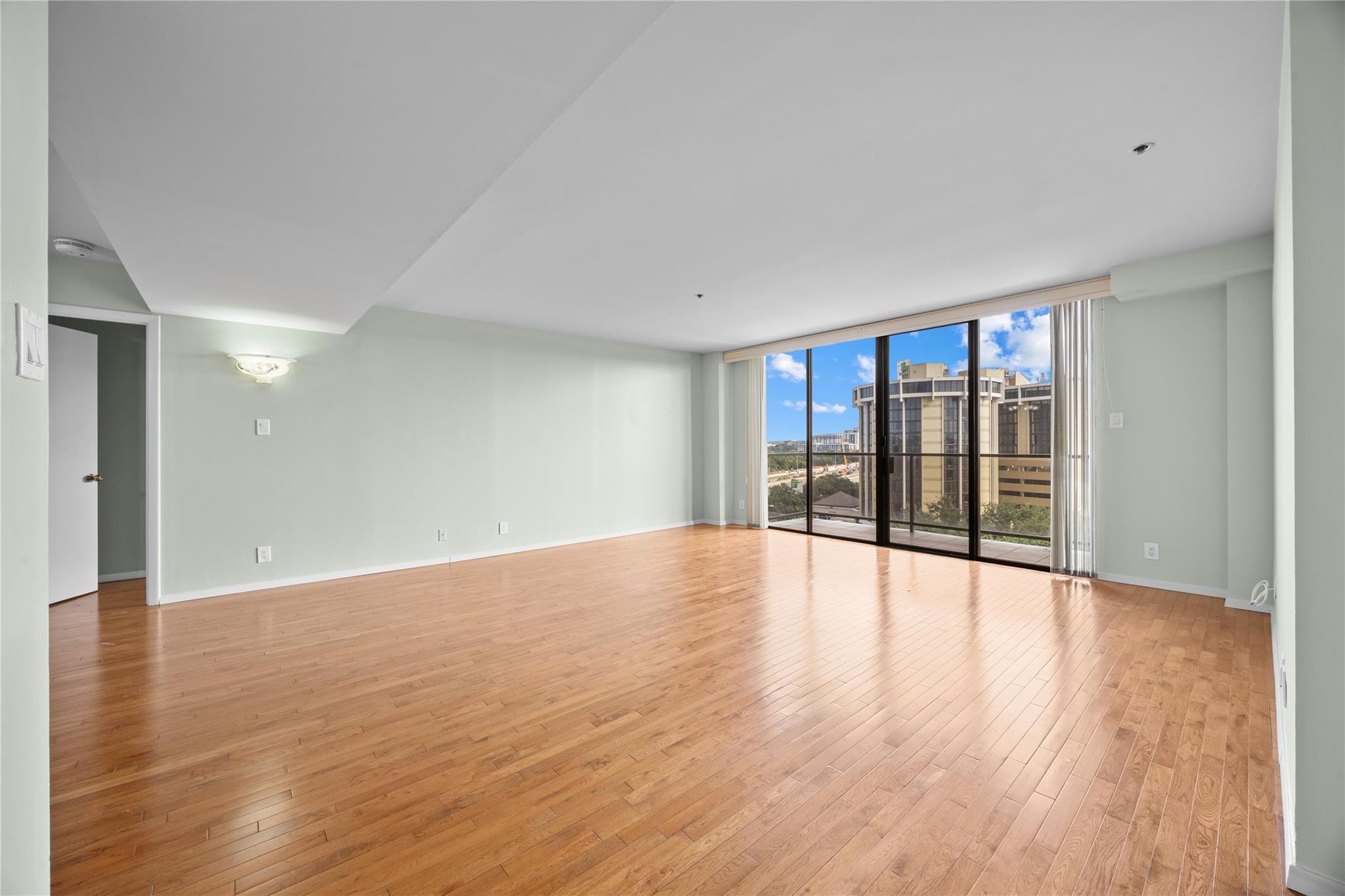40 N Interstate 35 Highway Unit: 8C4