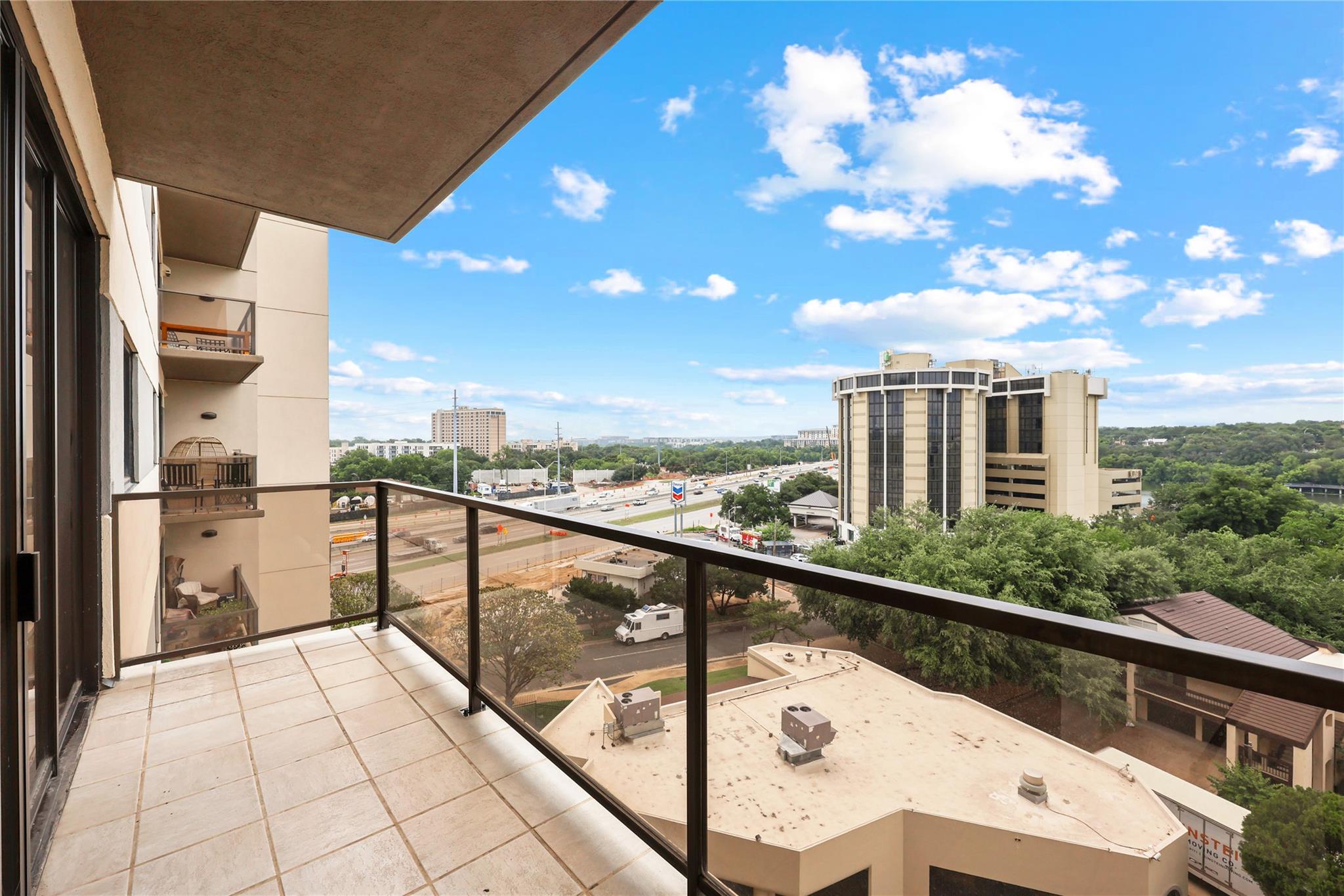 40 N Interstate 35 Highway Unit: 8C4