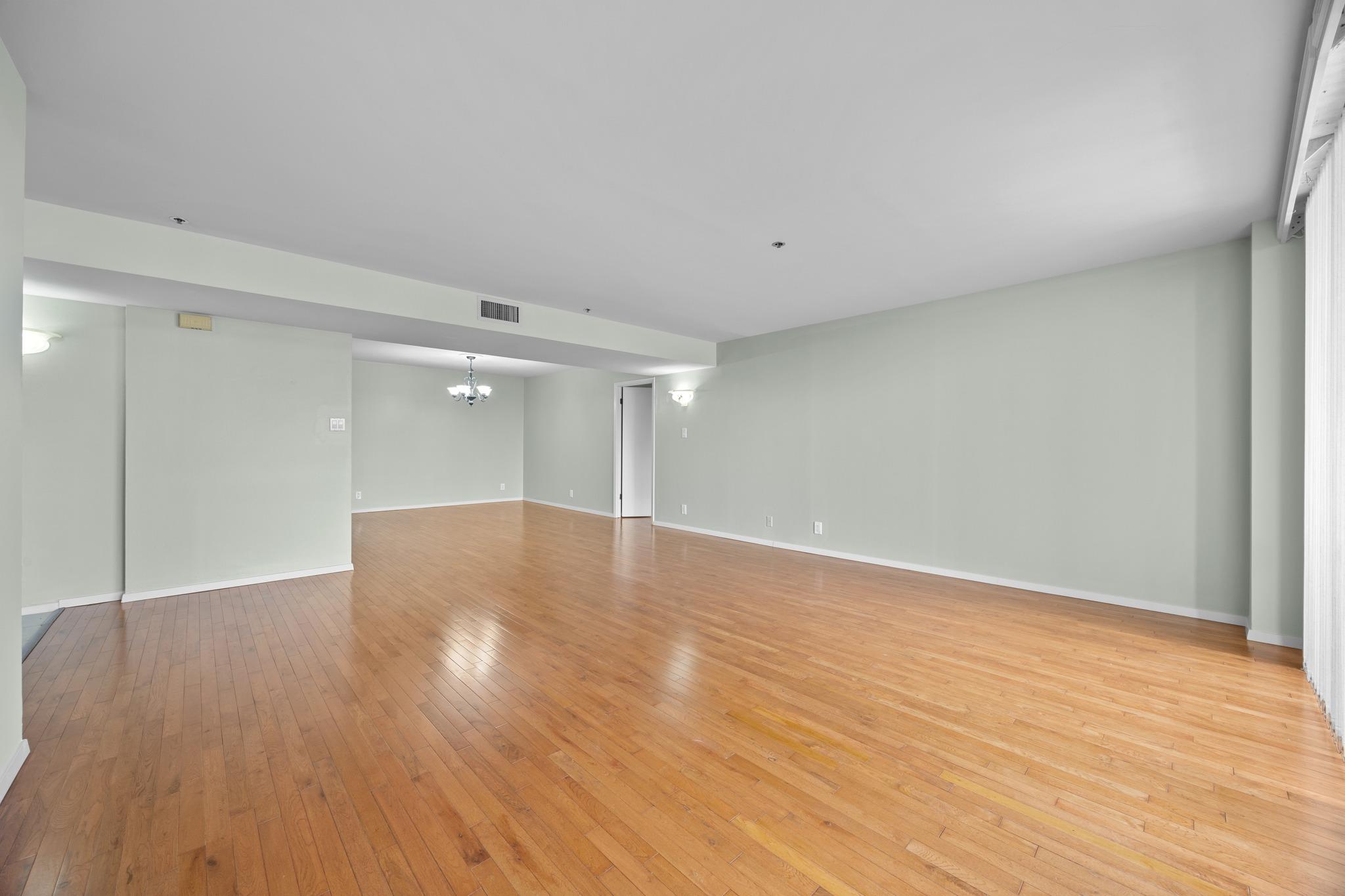 40 N Interstate 35 Highway Unit: 8C4