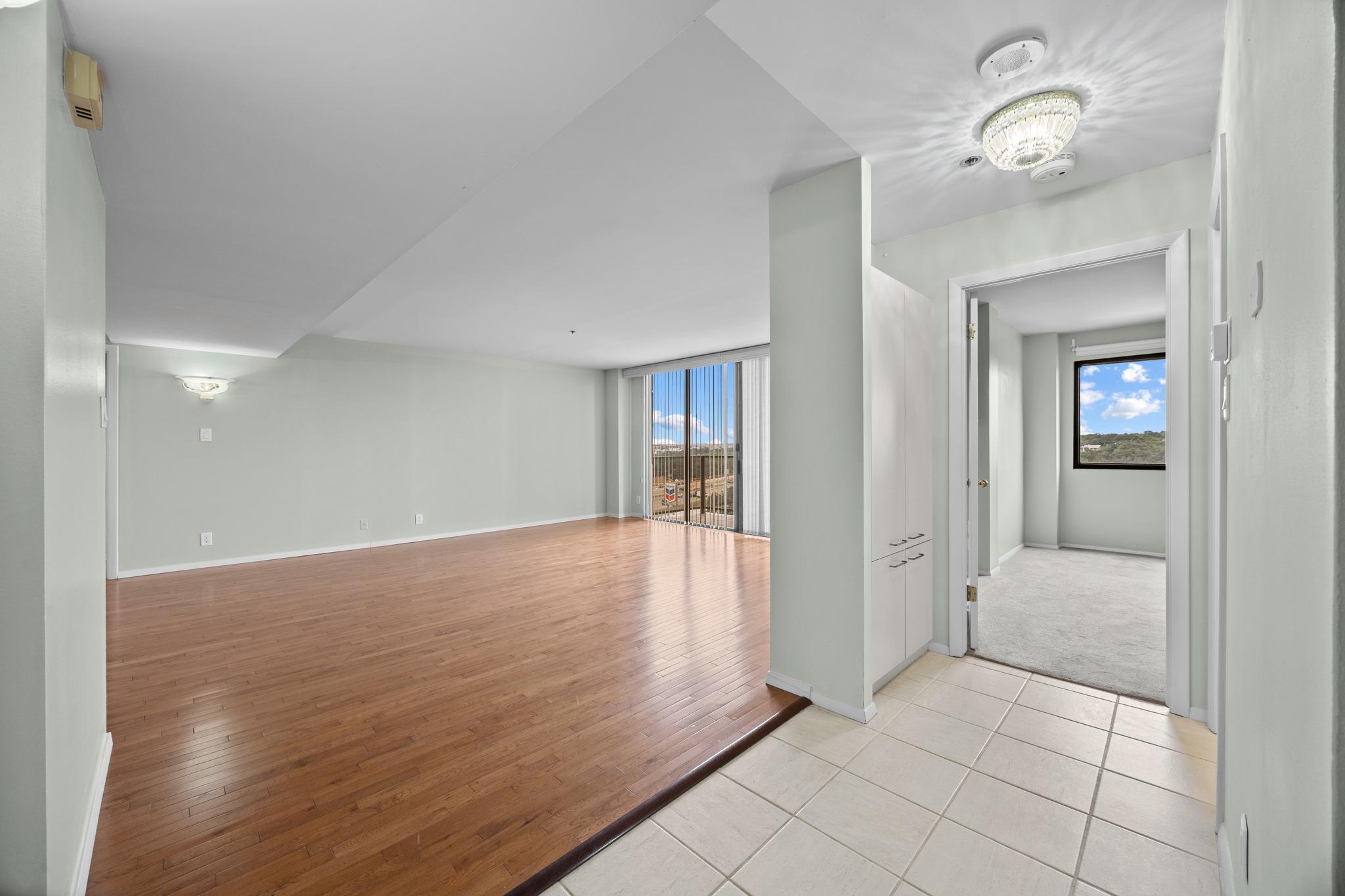 40 N Interstate 35 Highway Unit: 8C4