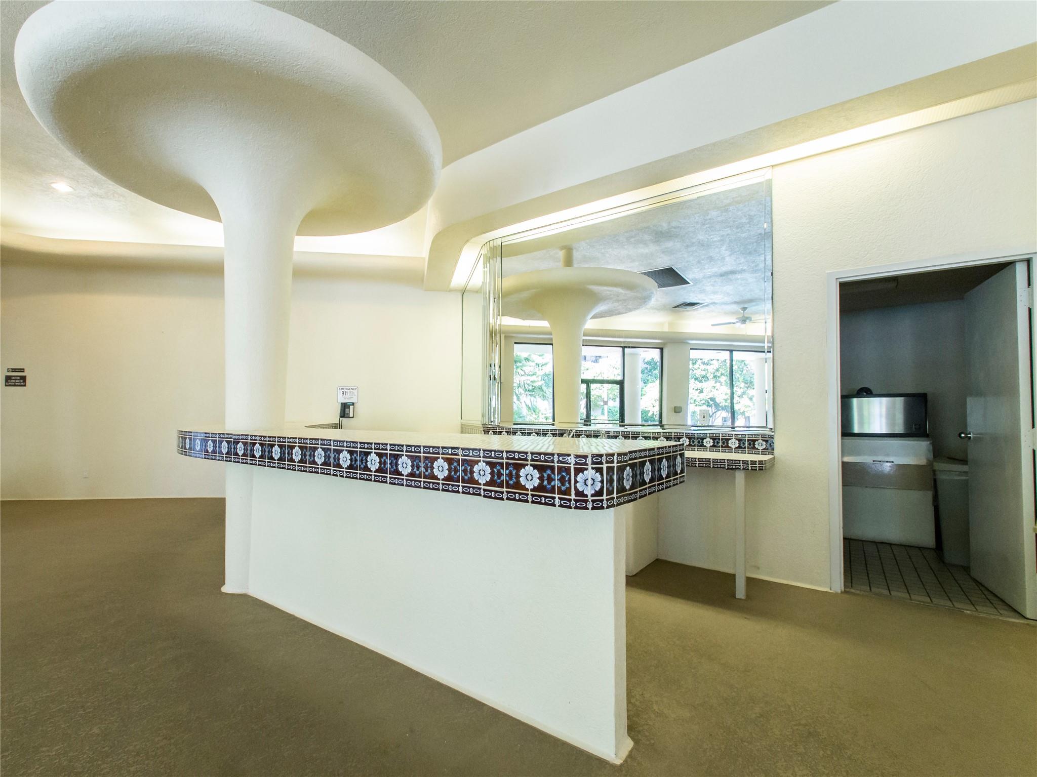 40 N Interstate 35 Highway Unit: 8C4