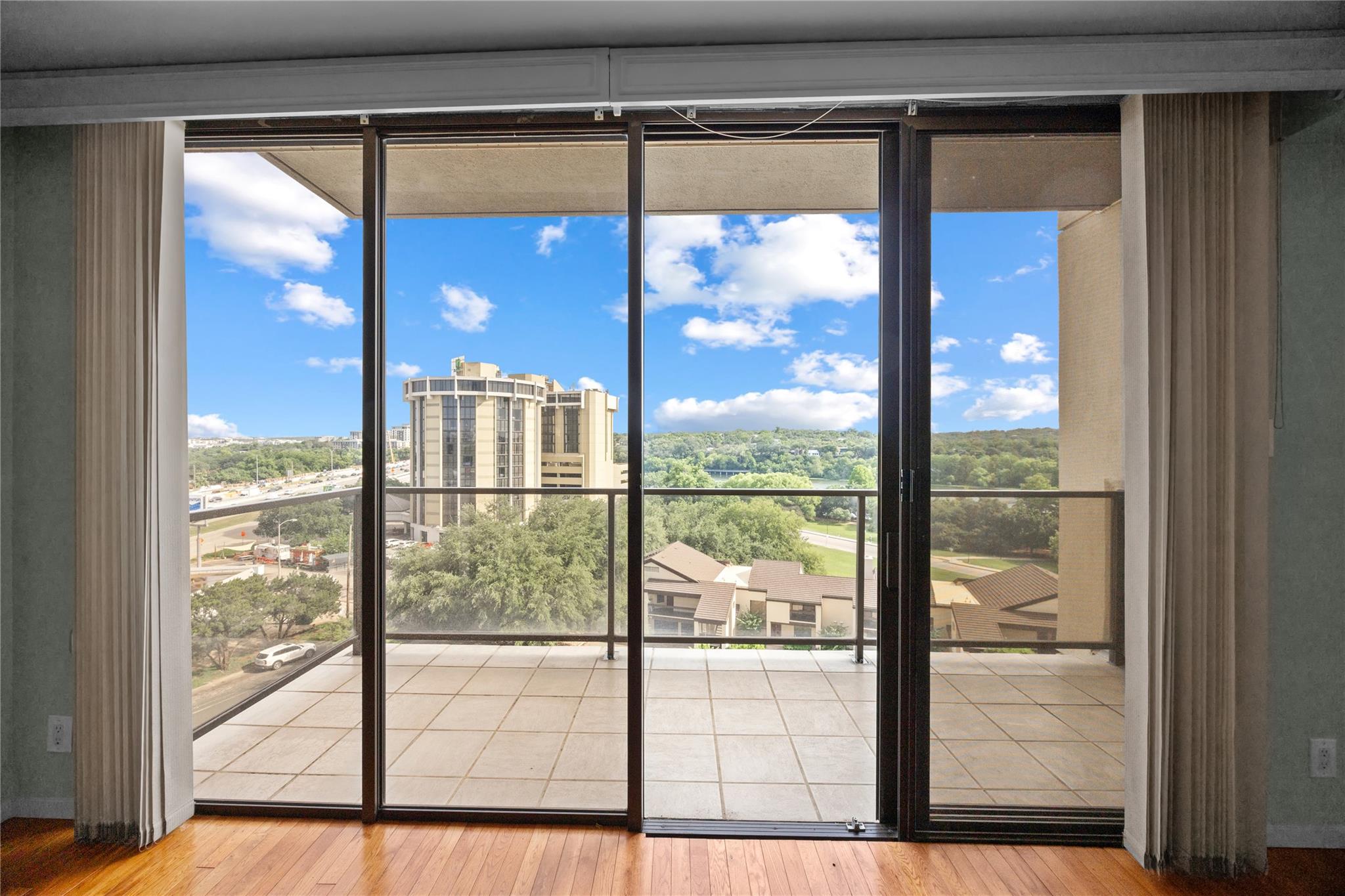 40 N Interstate 35 Highway Unit: 8C4