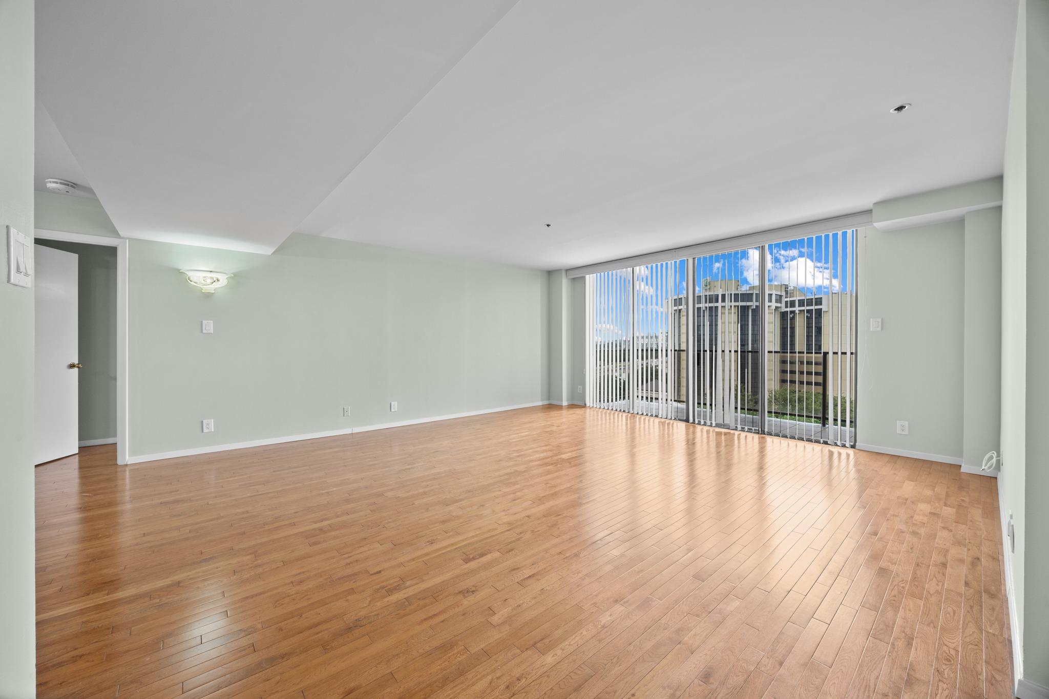 40 N Interstate 35 Highway Unit: 8C4