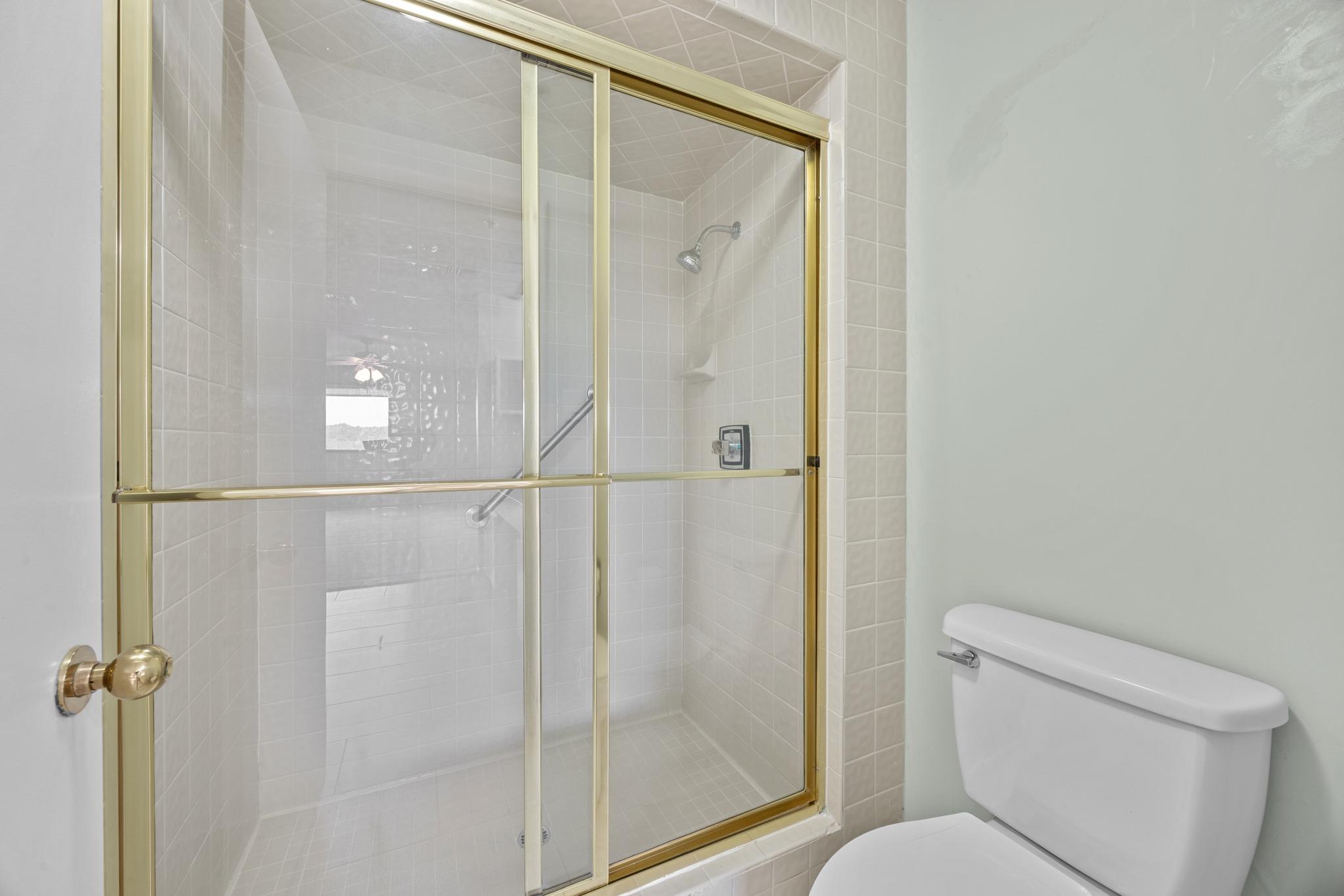 40 N Interstate 35 Highway Unit: 8C4