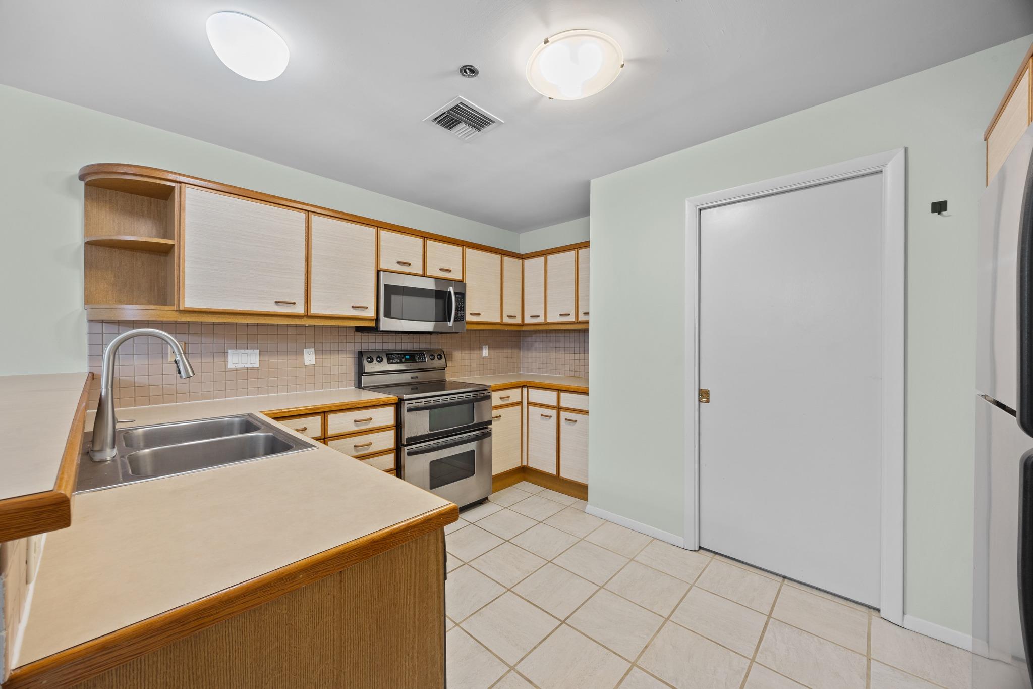 40 N Interstate 35 Highway Unit: 8C4