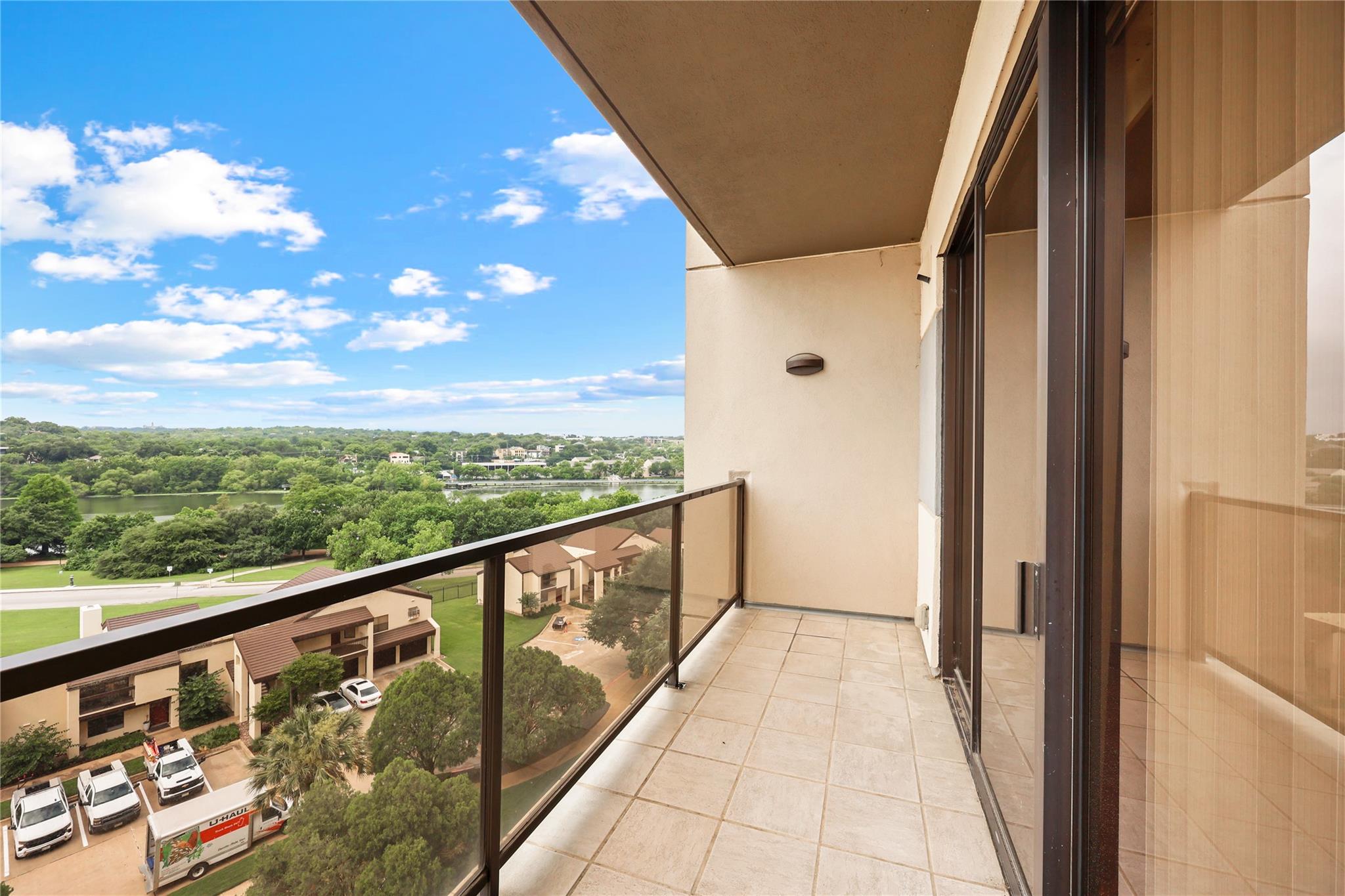 40 N Interstate 35 Highway Unit: 8C4