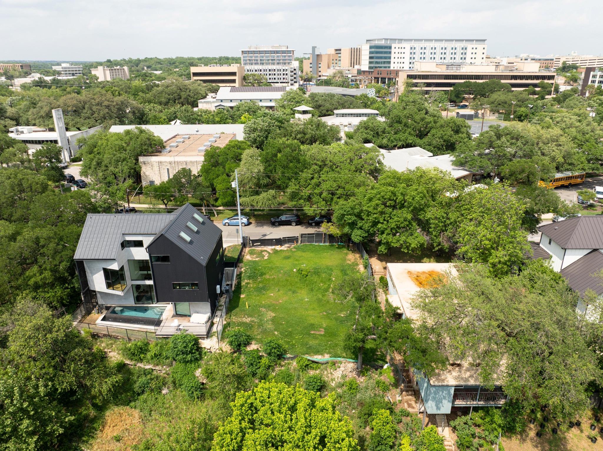 1113 W 31 ST