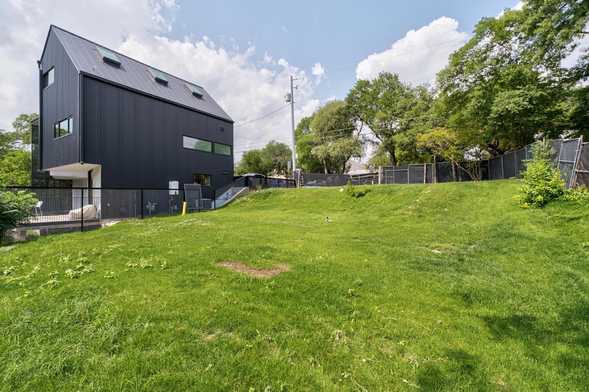 1113 W 31 ST