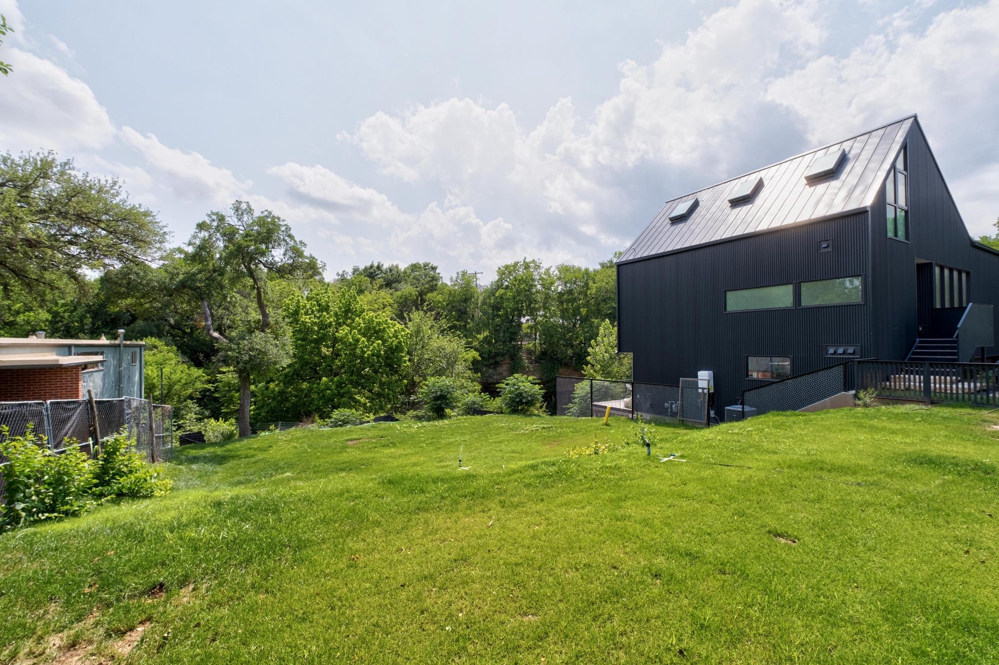 1113 W 31 ST