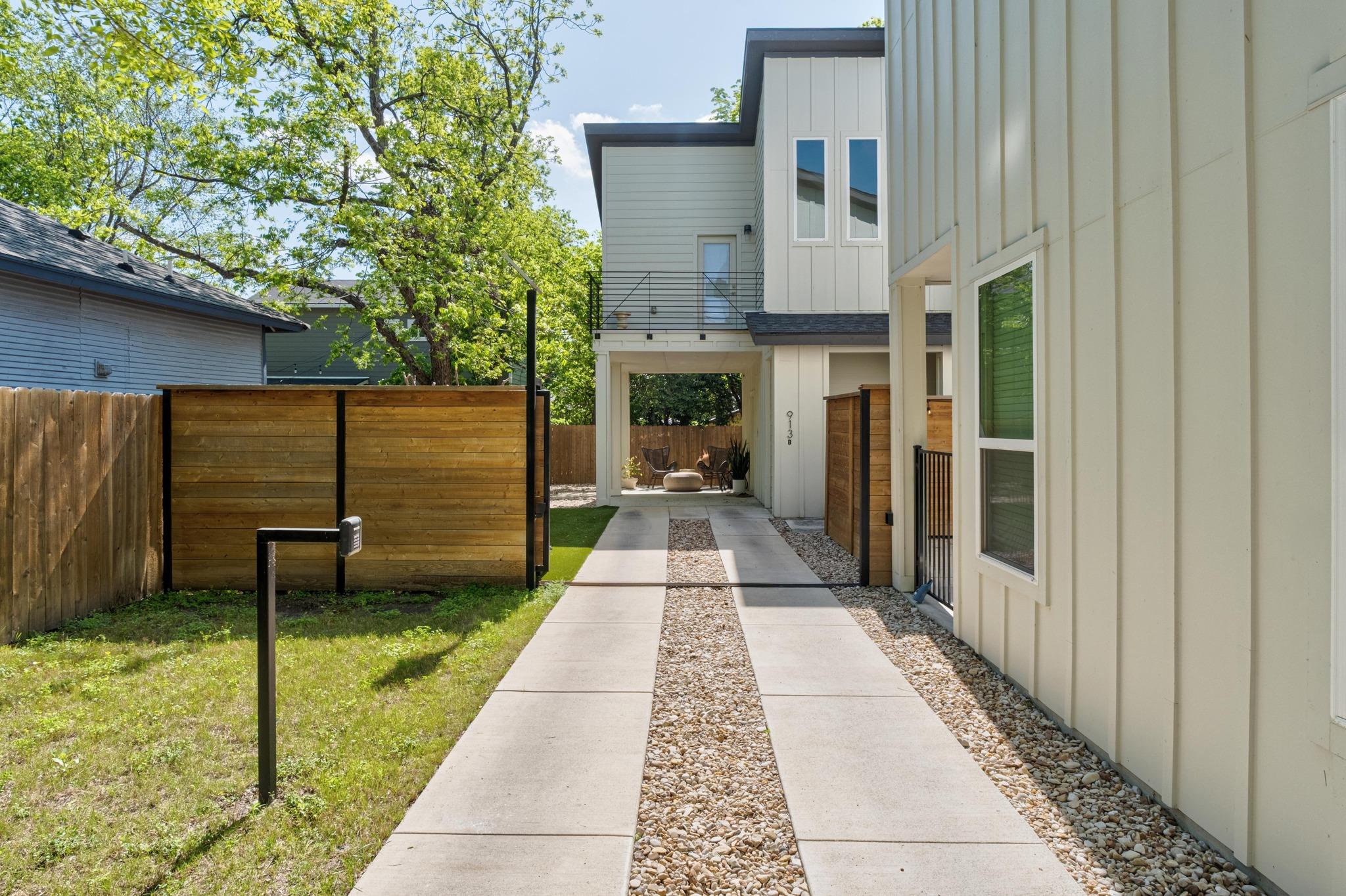 913 Valdez ST # B Unit: A & B