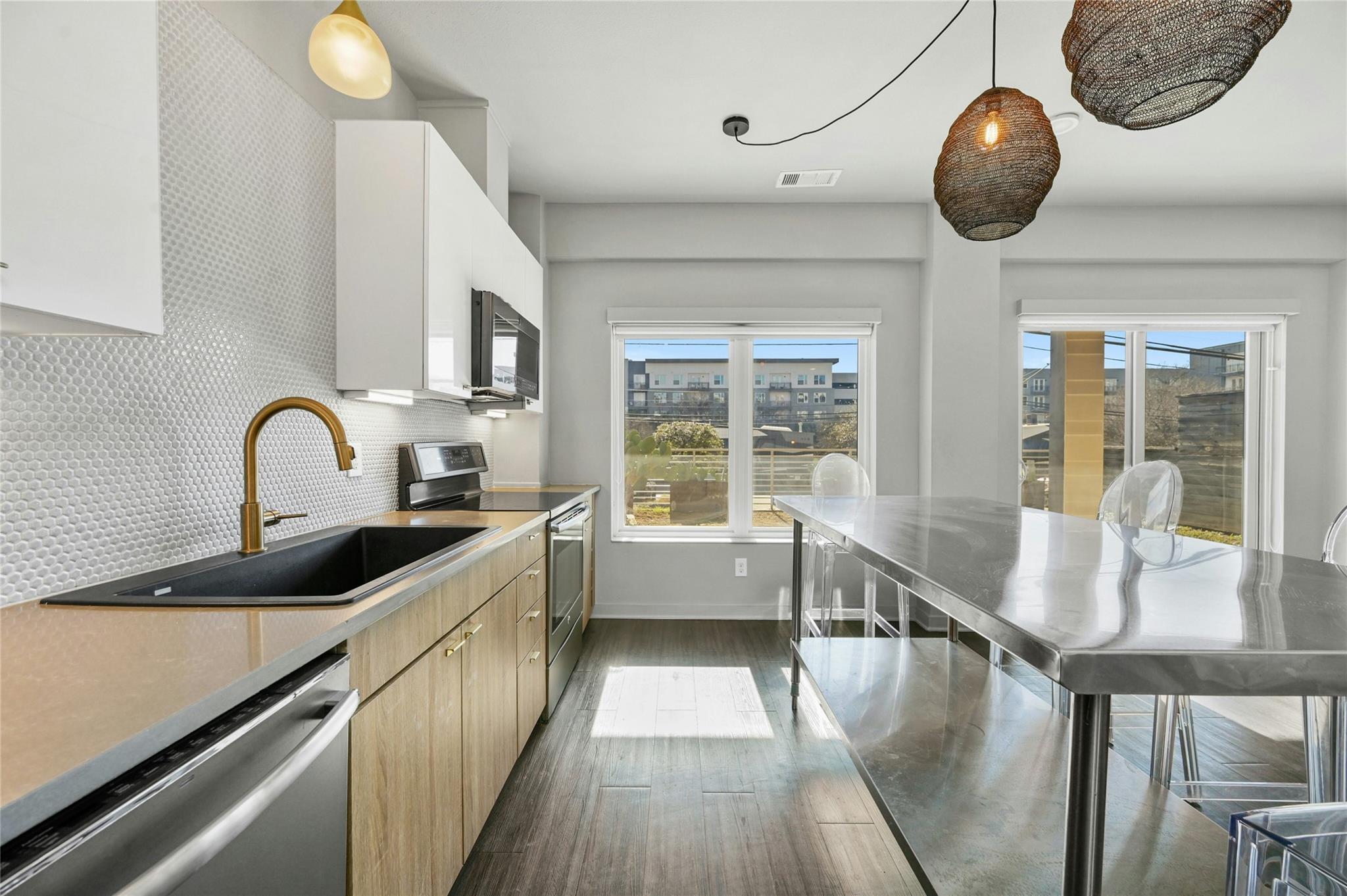 4361 S Congress Ave # 129