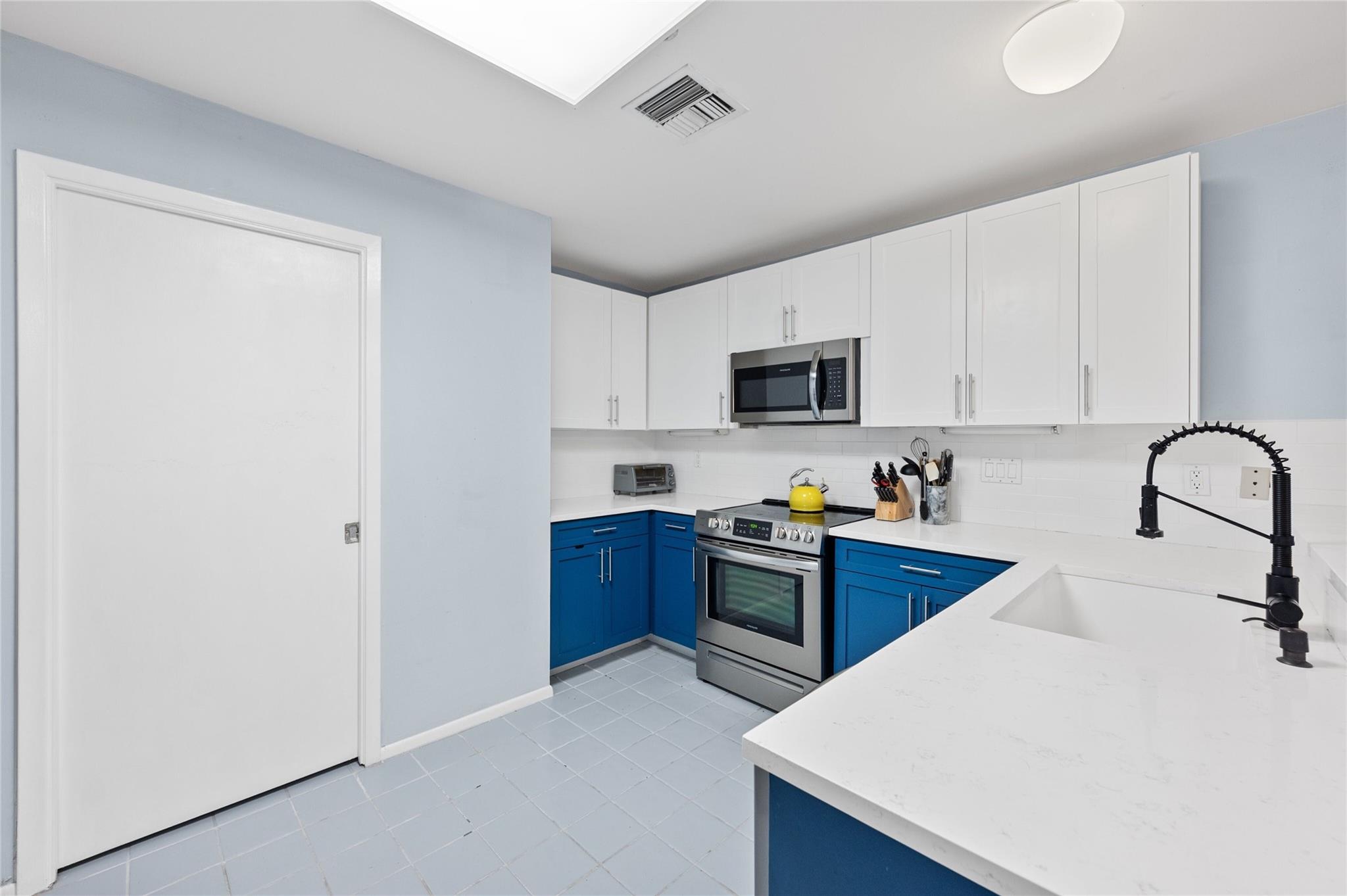 40 N Interstate Highway 35 Unit: 2B2