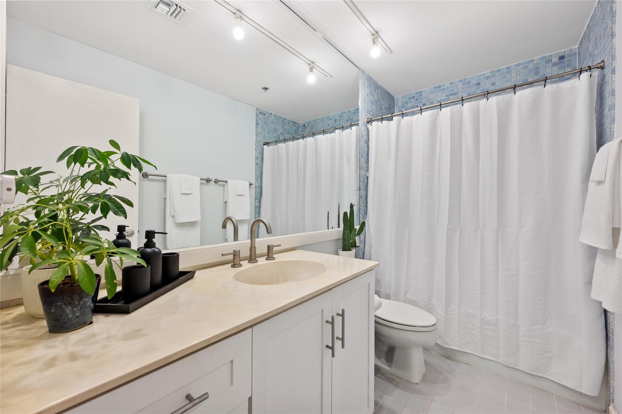 40 N Interstate Highway 35 Unit: 2B2