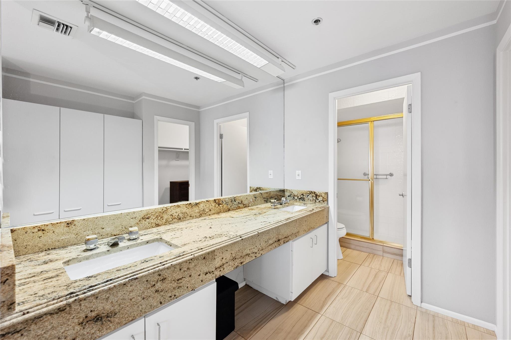 40 N Interstate Highway 35 Unit: 2B2