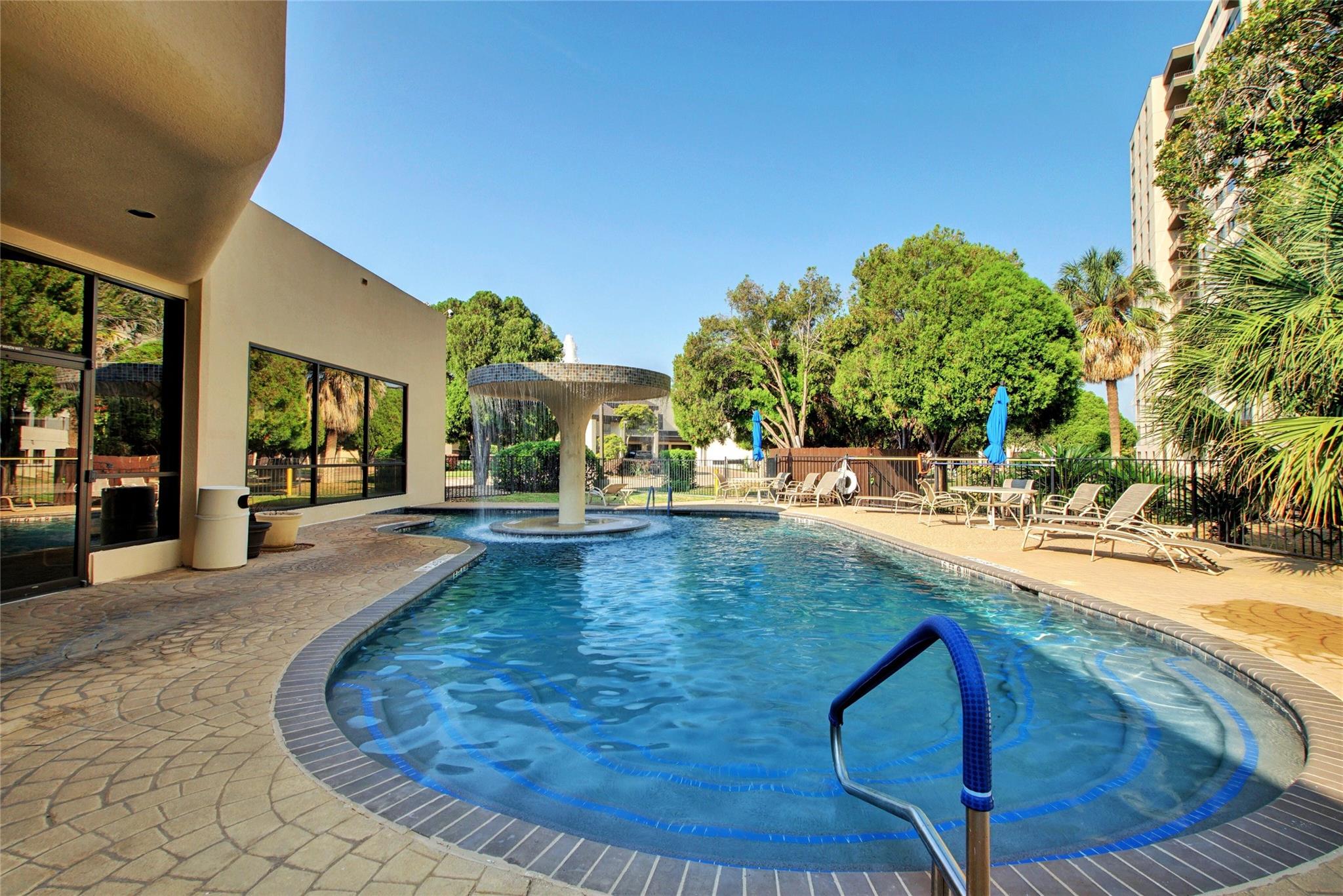 40 N Interstate Highway 35 Unit: 2B2