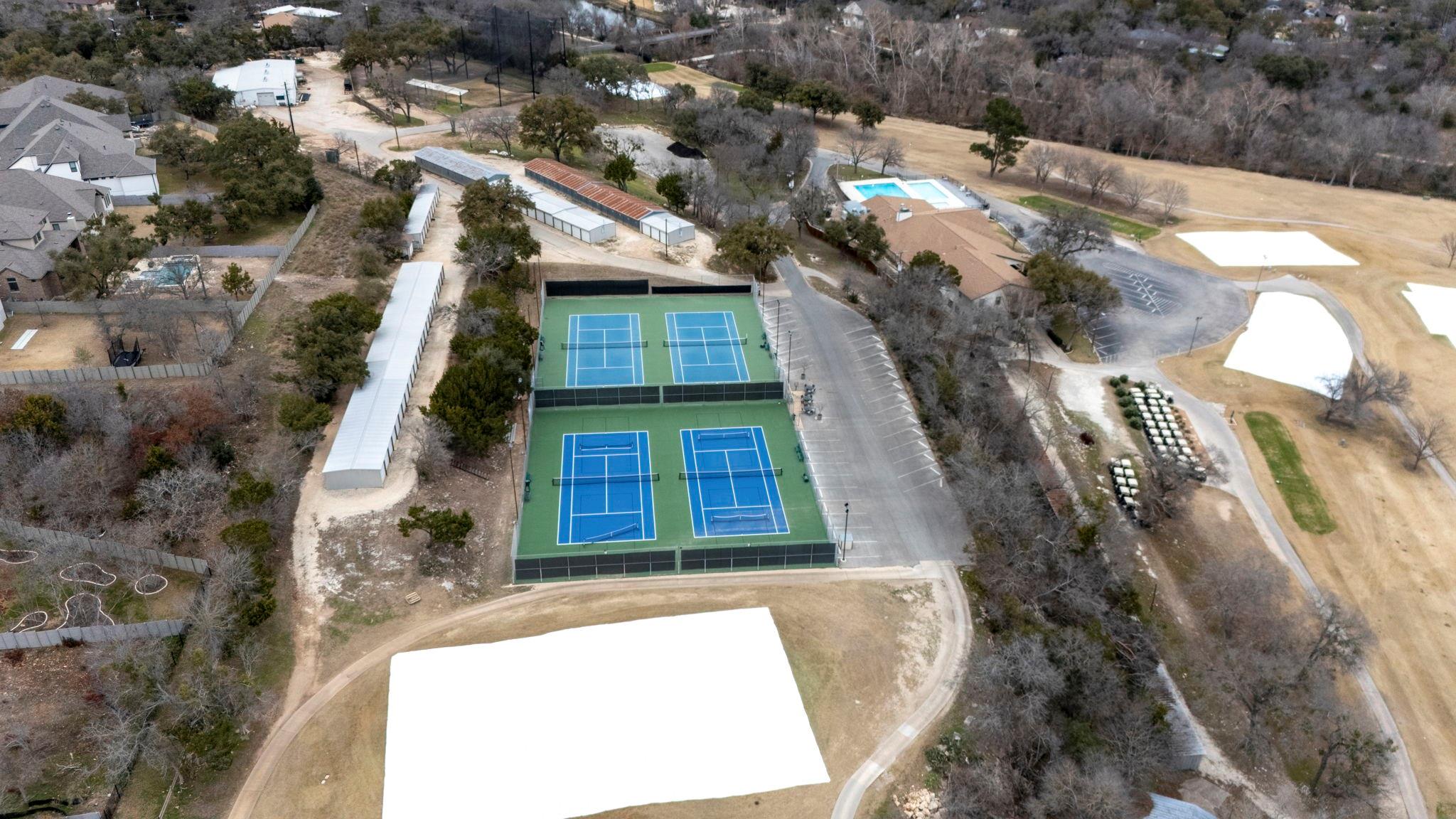 813 Wolf Ridge RD