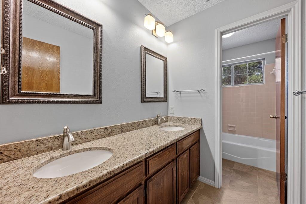 6313 John Chisum LN