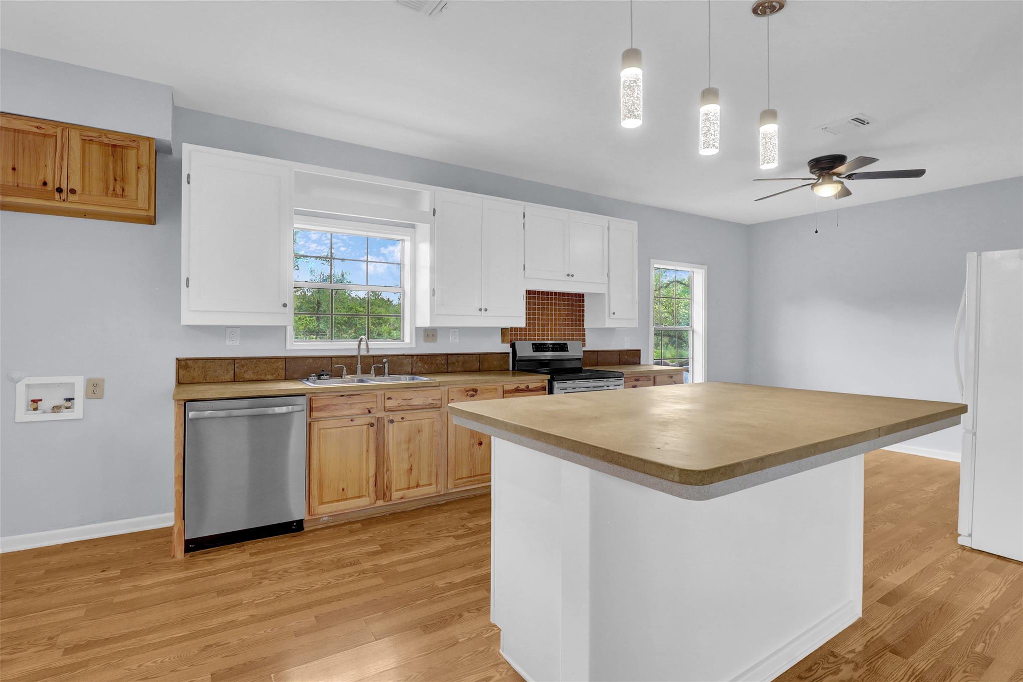 2211 Hilliard RD