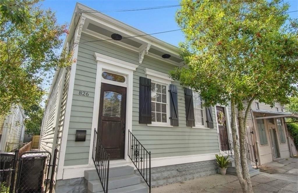 826 CLOUET Street