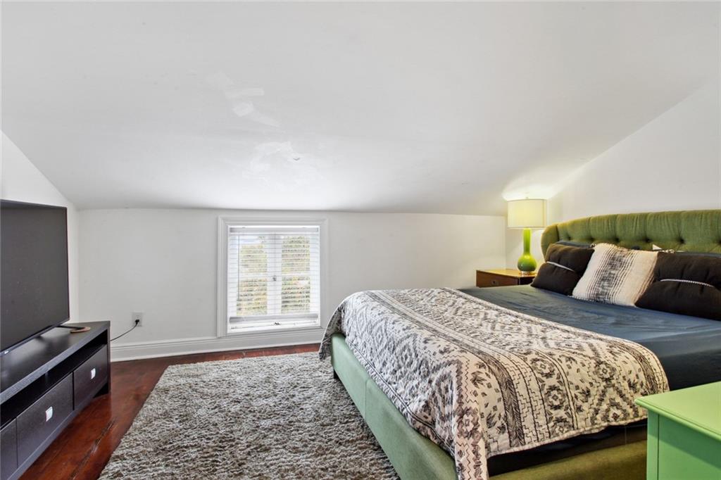 411 BURGUNDY Street 5
