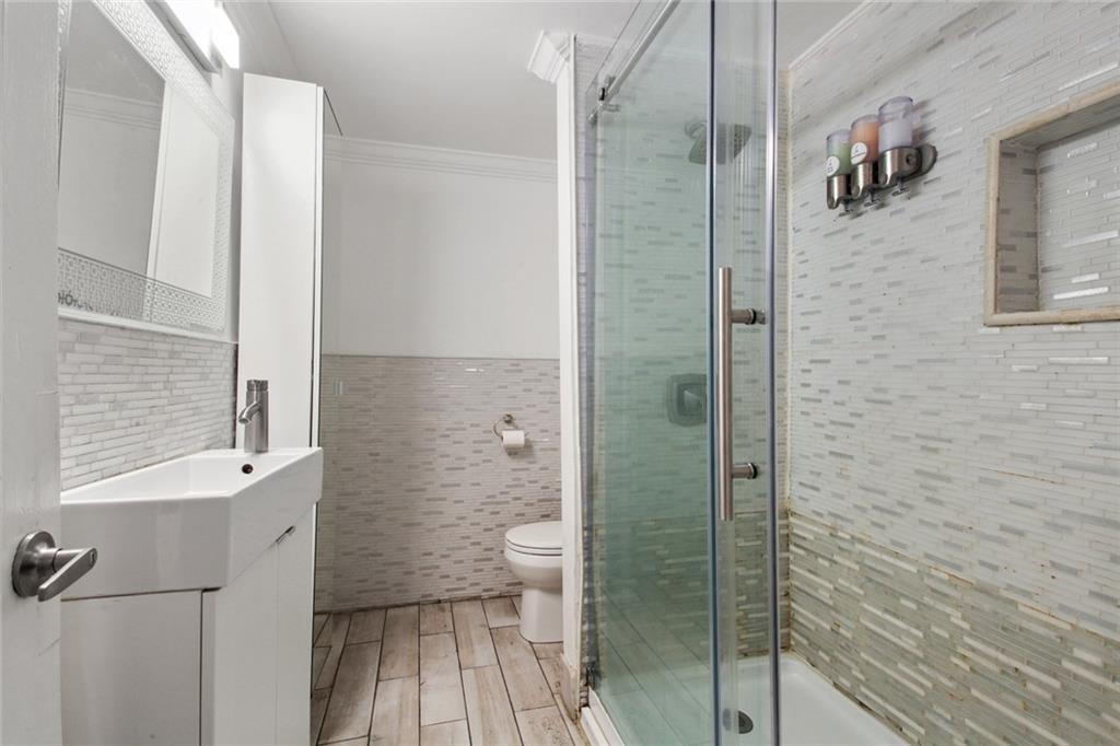 411 BURGUNDY Street 5