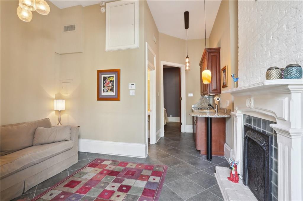 810 SAINT PETER Street 2