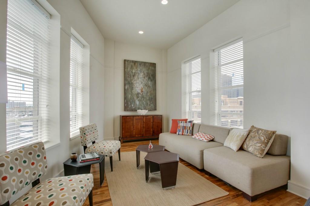 833 HOWARD Avenue 500