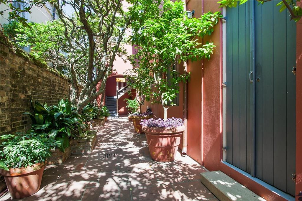 1119 CHARTRES Street 202