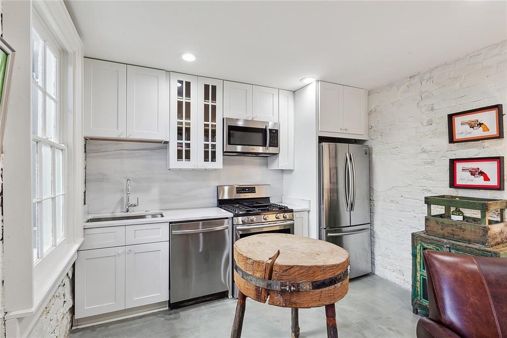 1118 BURGUNDY Street