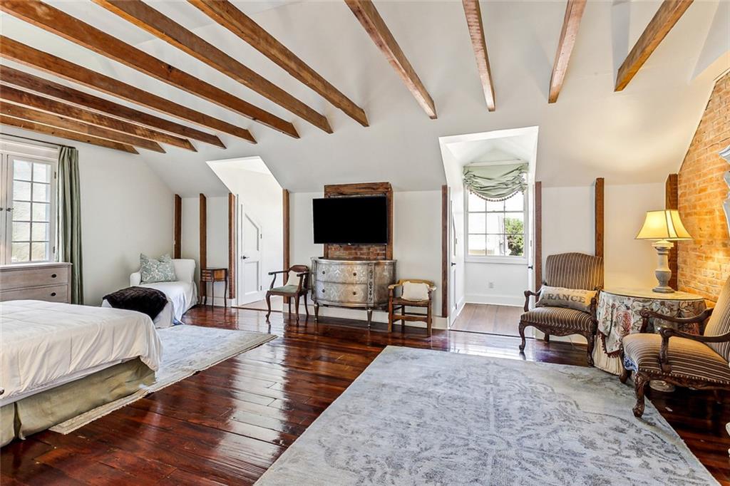 1118 BURGUNDY Street