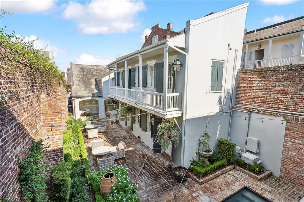 1118 BURGUNDY Street