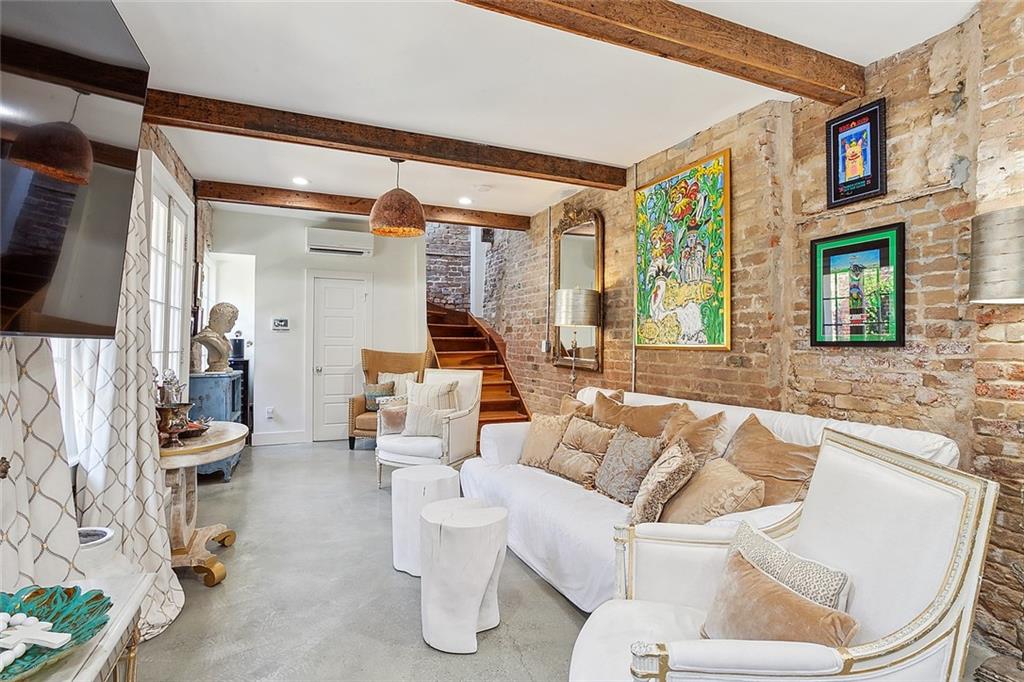 1118 BURGUNDY Street