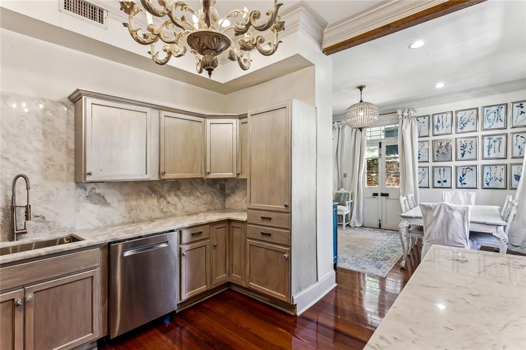 1118 BURGUNDY Street