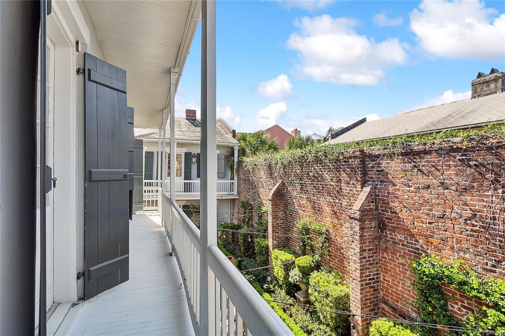 1118 BURGUNDY Street