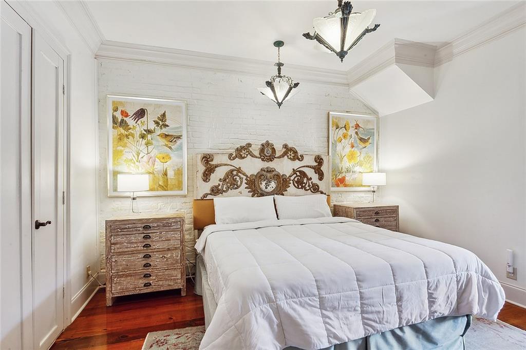 1118 BURGUNDY Street