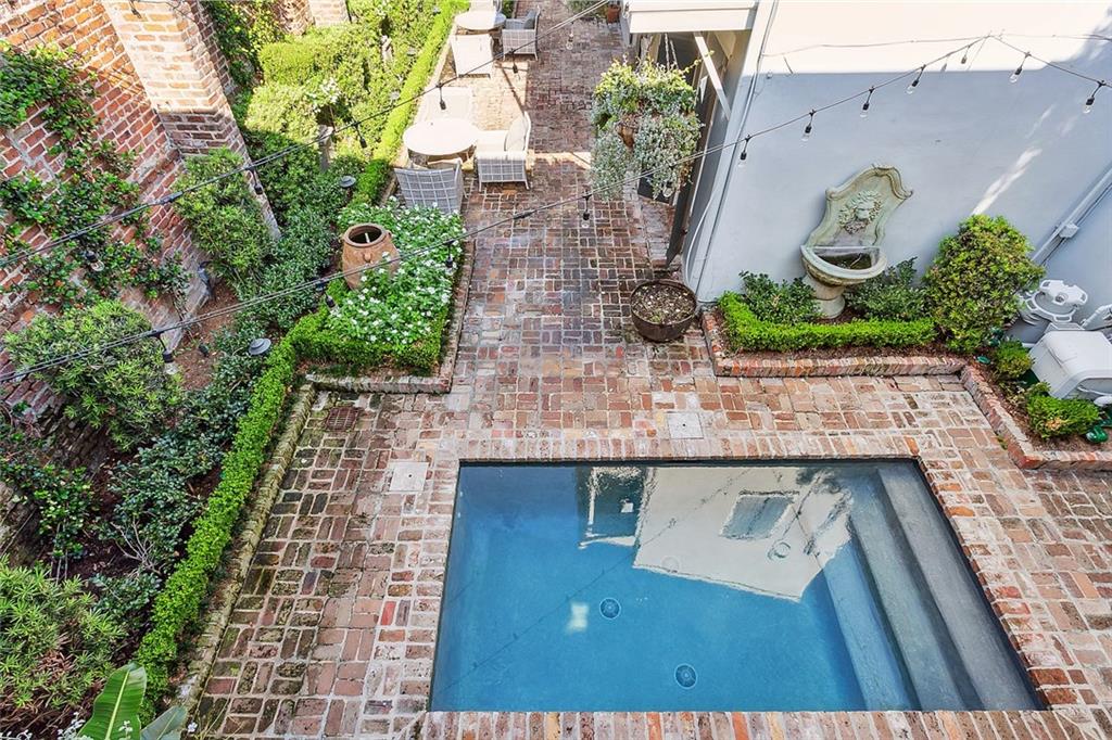 1118 BURGUNDY Street