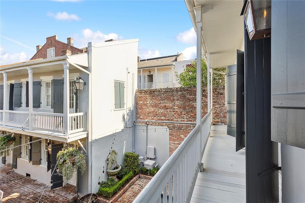 1118 BURGUNDY Street