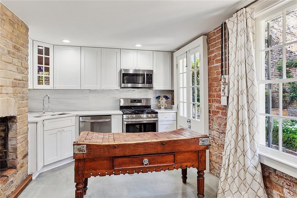 1118 BURGUNDY Street