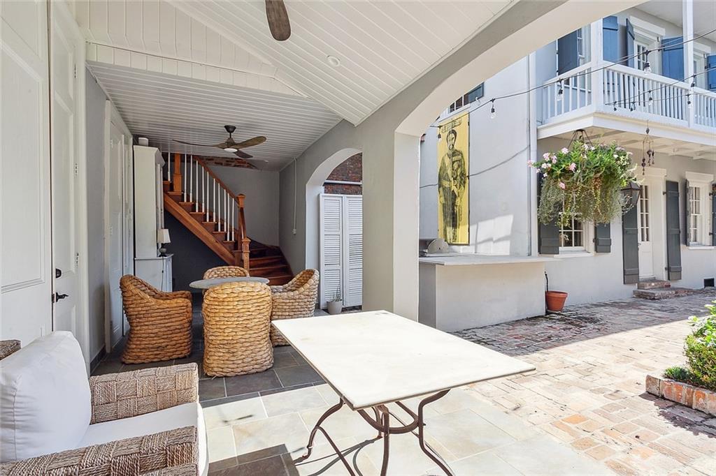 1118 BURGUNDY Street