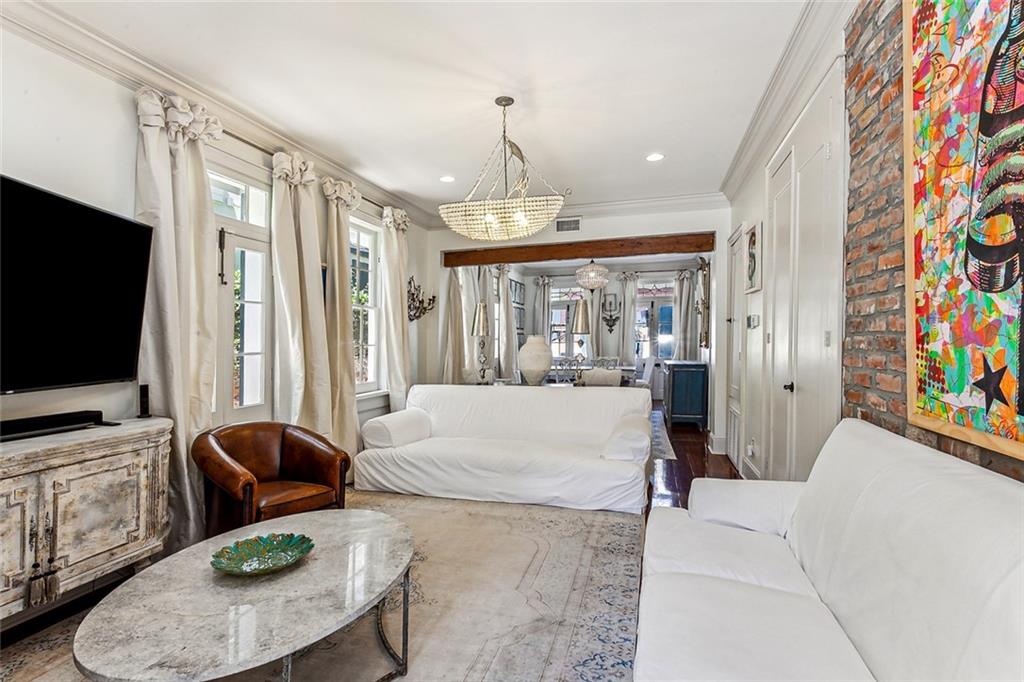 1118 BURGUNDY Street