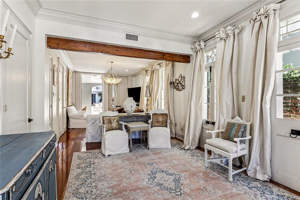 1118 BURGUNDY Street