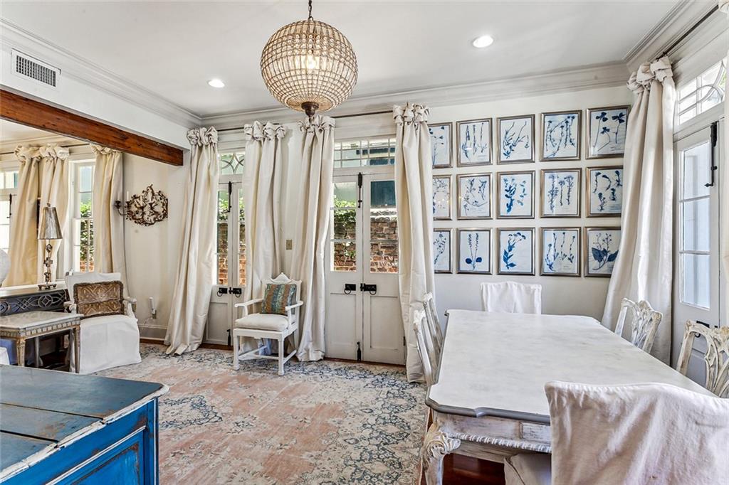 1118 BURGUNDY Street