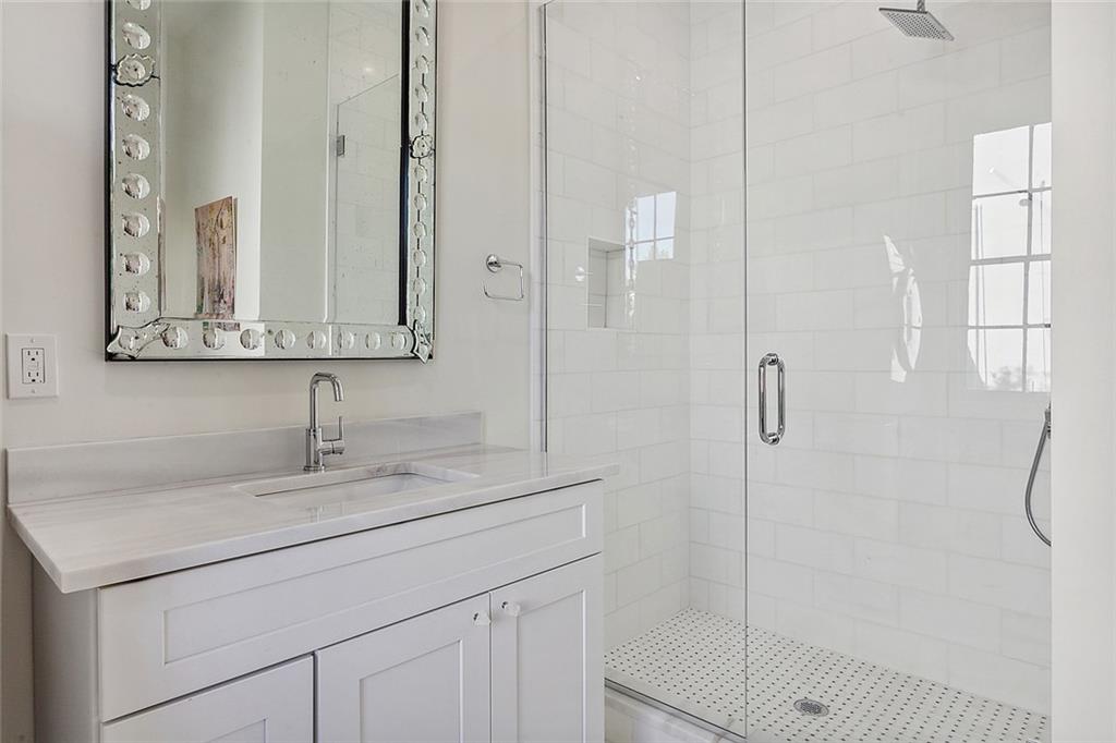 1118 BURGUNDY Street